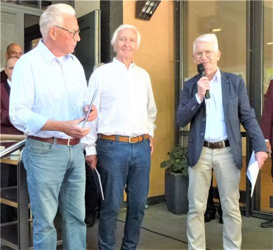 Ulrich Adams, Volker Frohneberg und Schirmherr Werner Zupp konnten sich bei der Eröffnung bei schönem Wetter über eine Vielzahl anwesender kunst- interessierter Menschen im Kirchenhof beim Ausstellungstart im Hof der Marktkirche freuen. Foto: Jürgen Grab