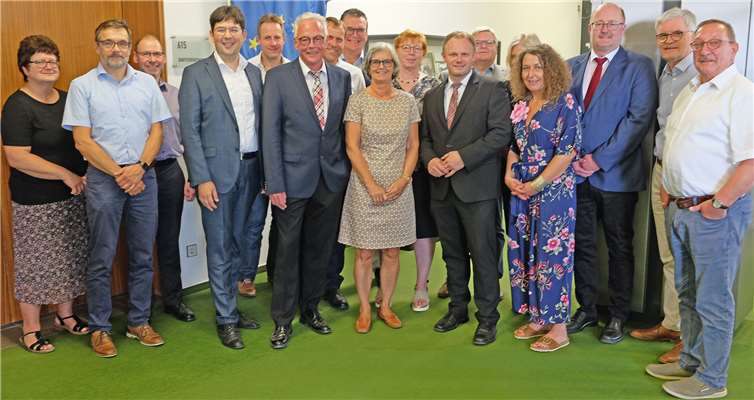 Ulrich Adams, der ehemalige Leiter des Rechtsamts der Stadt Neuwied, im Kreis seiner Amtsleiterkollegen und des Stadtvorstands. Foto: privat