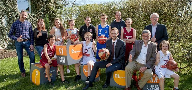 Ulrich Botsch von der evm übergab den Spendenbetrag zusammen mit Klaus-Horst Schnorr, Vertreter der Netzgesellschaft, und dem Bürgermeister Hans Ulrich Richter-Hopprich an die Vereine. Zusätzlich zu der Geldspende gab es neue evm-Sitzwürfel. Sascha Ditscher/evm