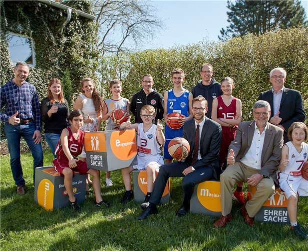 Ulrich Botsch von der evm übergibt den Spendenbetrag zusammen mit Klaus-Horst Schnorr, Vertreter der Netzgesellschaft, und dem Bürgermeister Hans Ulrich Richter-Hopprich an die Vereine. Zusätzlich zu der Geldspende gibt es neue evm-Sitzwürfel. Sascha Ditscher/evm