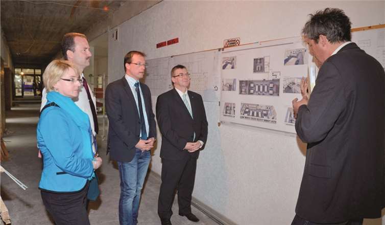 Ulrich Busch erläuterte anhand der Pläne, wie die neuen Verwaltungsräume der Schule aussehen werden. Landrat Dr. Alexander Saftig, Bürgermeister Jörg Lempertz, Schulleiter Christian Waters und Abteilungsleiterin Gaby Pauly sind zufrieden mit dem bisherigen Verlauf. Voll im Plan liegt die Schule sowohl bei der Bauzeit als auch mit den Kosten. privat