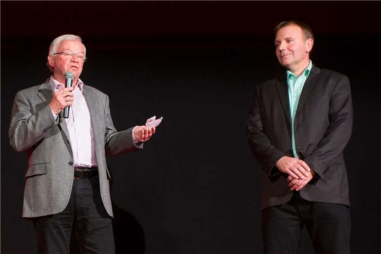 Ulrich Christian (l.) begrüßte für den Dierdorfer Kulturkreis; Thomas Vis kündigte eine Dreifach-Premiere an. WT