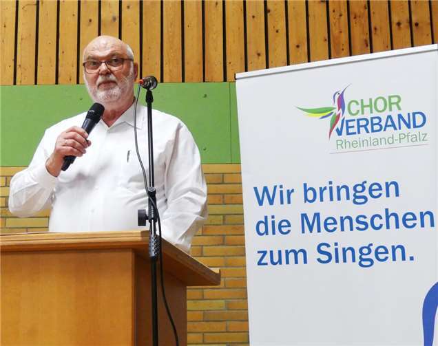 Ulrich Dünnes, Vorsitzender des Kreis-Chorverbandes Cochem-Zell moderierte das traditionelle Chor-Festival.
