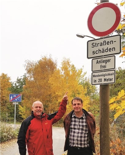 Ulrich Feldmeier -links- und Dr. Franz Josef Esch vertreten die Interessen der Anwohner der verkehrsberuhigten Straße Auf Stürmerisch. FRE