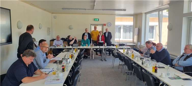 Ulrich Guntram, Monika Hörig und Axel Schwarz von Rotary Help – Hochwasserhilfe informieren die Ortsbürgermeister der Verbandsgemeinde Altenahr über das Angebot von RHH. In der Mitte der Bürgermeister der Verbandsgemeinde, Dominik Gieler. Wolfgang Stodden / Altenahr