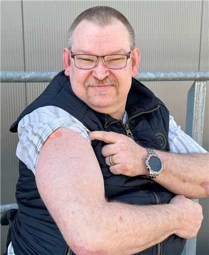 Ulrich Klütsch, Vorsitzender des Werkstattrates, freute sich über seine eigene Impfung, aber vor allem auch über den reibungslosen Ablauf bei der Impfung in den Caritas-Werkstätten.Foto: Caritas WW/RLK