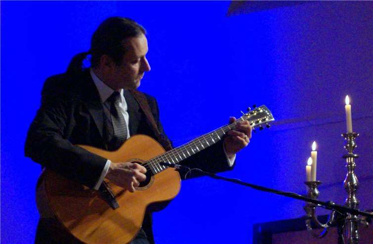 Ulrich Knopp zupft nicht nur meisterlich die Gitarre. Er spielt auch Flöte und Harfe, wobei er Letztere sogar selbst baut.