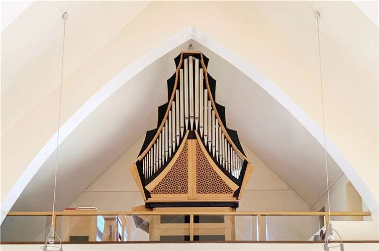 Ulrich Kyrion baute die Orgel in 2550 Arbeits¬stunden für die katholische Heilig Geist-Kirche von Markoldendorf und machte sie schließlich zum Geschenk für die evangelische Adventskirche in Sinzig.  Foto: Evangelische Kirchengemeinde Remagen-Sinzig