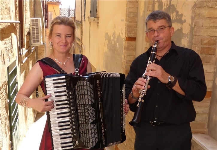 Ulrich Lehna und Meike Salzmann spielen in der ehemaligen Synagoge in Ahrweiler. Foto: Ralf Salzmann
