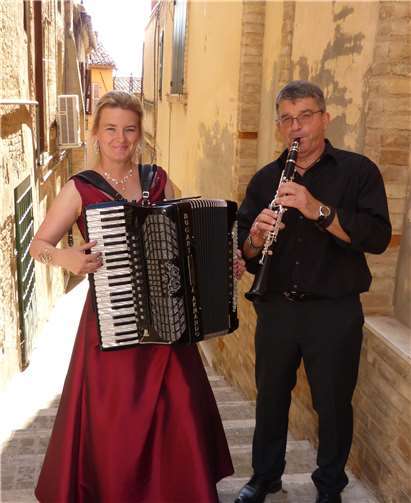 Ulrich Lehna und Meike Salzmann spielen in der ehemaligen Synagoge in Ahrweiler. Foto: Ralf Salzmann
