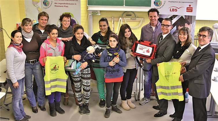 Ulrich Lehrbach (3. v. re.) von der Landesbausparkasse (LBS) Rheinland-Pfalz aus Mainz und Sonja Schimig (re.) von der Sinziger Geschäftsstelle der Kreissparkasse (KSK) Ahrweiler übergaben in Anwesenheit von Bürgermeister Wolfgang Kroeger (re.) eine Notfalltasche für den Schulsanitätsdienst an eine Schülerdelegation um den kommissarischen Schulleiter Patrick Kirstätter (4. v. re.) sowie den Lehrerinnen und DRK-Erste-Hilfe-Ausbilderinnen Alexandra Toretti und Susan Schlange (v. li.). (Foto: Thorsten Trütgen)