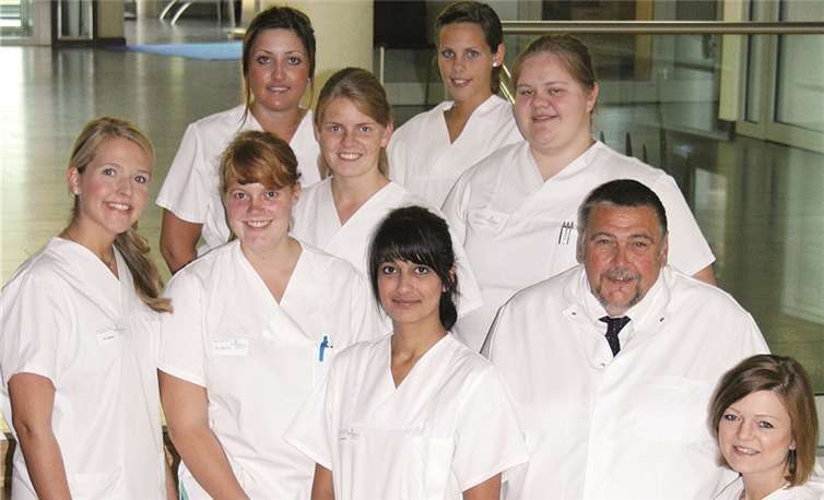 Ulrich Pötzl, Pflegedirektor des Marienhaus Klinikums Bendorf - Neuwied - Waldbreitbach, mit acht der zehn neuen Kollegen. Privat