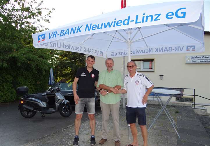 Ulrich Runkel (Volksbank) übergab den Sonnenschirm an die VfB-Vertreter Linz Dirk Lahr (Schatzmeister) und Manni Rüddel (2. Vorsitzender).