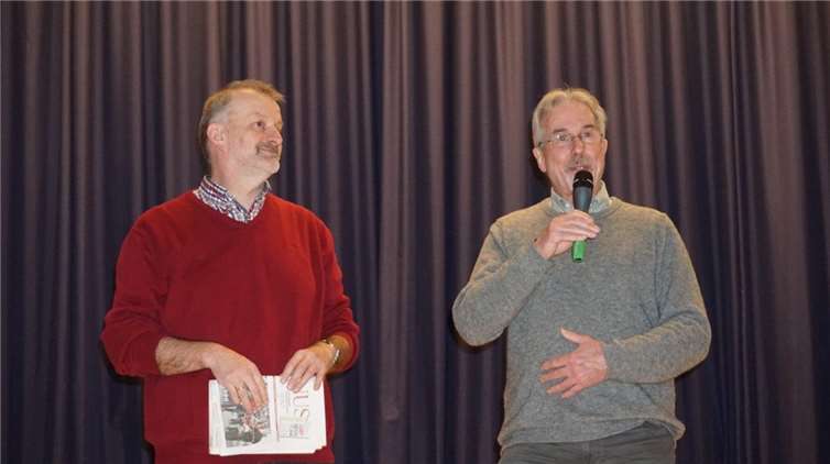 Ulrich Runkel und Dr. Hans Georg Faust begrüßten die Läuferinnen und Läufer in der Stadthalle.