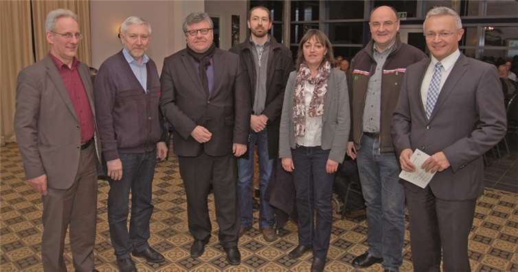 Ulrich Schäfer, IBS Energie Stromberg, Heinz Günter Ebert, Ingenieurbüro Ebert Frankental, Michael Mahlert, Bürgermeister der Verbandsgemeinde Bad Hönningen, Daniel Oßwald, Ifas Birkenfeld, Priska Dreher, Kreisverwaltung Neuwied, Uwe Hoffman, Forstamtsleiter Dierdorf, Achim Hallerbach, 1.Kreisbeigeordneter des Landkreises Neuwied, erläuterten die Chancen der energetischen Holznutzung für die regionale Wertschöpfung. Bei keiner anderen Art der Energieerzeugung wird der Brennstoff so effizient ausgenutzt, endliche Ressourcen werden geschont und ein wichtiger Beitrag zum Klimaschutz geleistet.