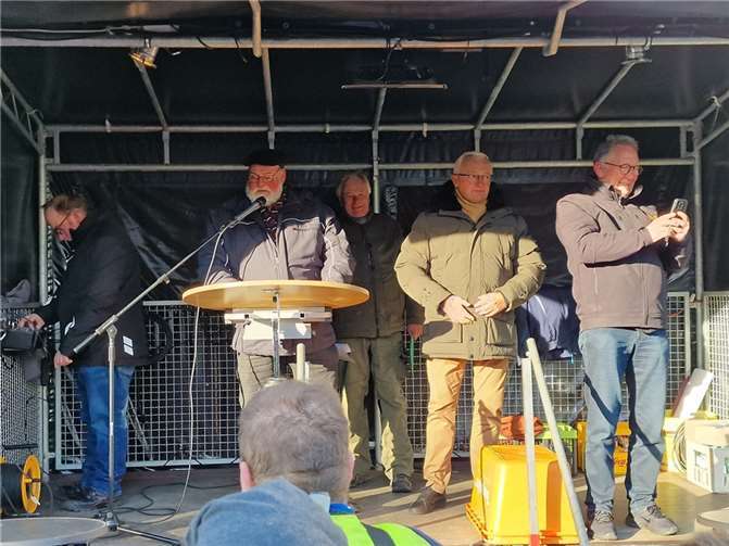 Ulrich Schreiber (2.v.l.), begrüßt die Demonstrationsteilnehmer. Mit ihm auf der Bühne (v.l.): Dominik Ehrenstein, Uwe Werner, Achim Hallerbach (CDU), Erwin Rüddel (CDU).  Fotos: AWi
