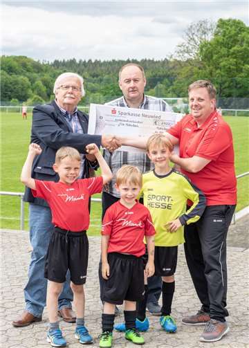 Förderung des Fußballsports Ulrich Schuh überreichte den Spendenscheck an Marco Simon. Foto: privat