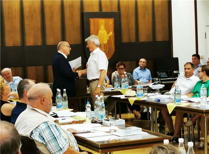 Ulrich Starke von den GRÜNEN wird als neues Ratsmitglied verpflichtet.