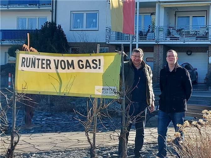 Ulrich Stieber und Johannes Stieber haben Banner aufgestellt.  Foto: privat