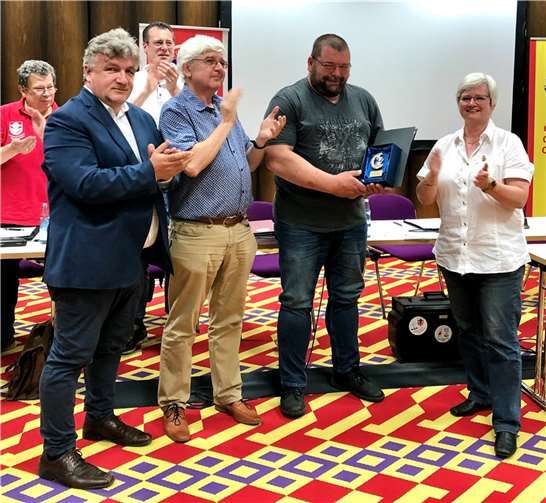 Ulrich „Wombel“ Thörmer wurde aus den Reihen des CCO-Vorstands nach 25 Jahren als Wagen- und Bühnenbaumeister unter großem Beifall verabschiedet.  Foto: CCO