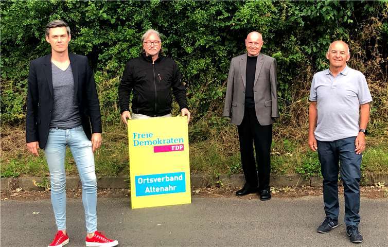 Ulrich van Bebber (2. von rechts) freut sich über das neue Führungsteam der FDP in Altenahr mit dem Vorsitzenden André Nursinski-Stolberg (links) und seinen Stellvertretern Karl-Heinz Kreuzberg (Mitte) und Berthold Phiesel (rechts). Foto: privat