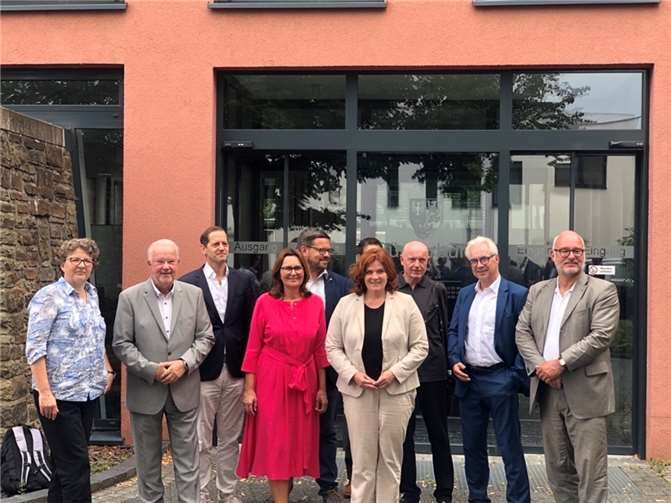 Ulrich van Bebber (3.v.r.) erläuterte den Mitgliedern des Bauausschusses des Deutschen Bundestages die Probleme beim Neubau der Lebenshilfe.  Foto:Christine Bauer