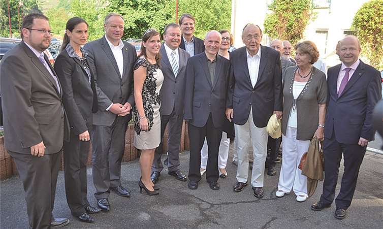 Ulrich van Bebber (4.v.r.), Christina Steinheuer (2.v.l.), und FDP-Bundestagskandidat Michael Salzmann (l.) freuen sich, Hans-Dietrich Genscher (3.v.r.) und seine Gattin Barbara (2.v.r.), Bundesentwicklungsminister Dirk Niebel (3.v.l.) und den FDP-Europaabgeordneten Michael Theurer (r.) zusammen mit Landrat Dr. Pföhler (5.v.l.) und der Ahrweinkönigin Jennifer Knieps (4.v.l.) im Ahrtal begrüßen zu dürfen.FDP-Kreisverband Ahrweiler