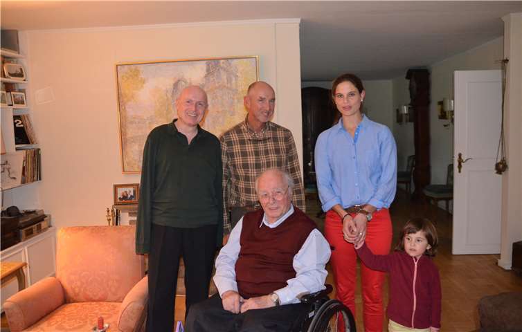 Ulrich van Bebber, Dominik Graf von Spee und Christina Steinhausen mit Tochter Luisa gratulierten Roderich Graf von Spee zum Geburtstag.Foto: privat