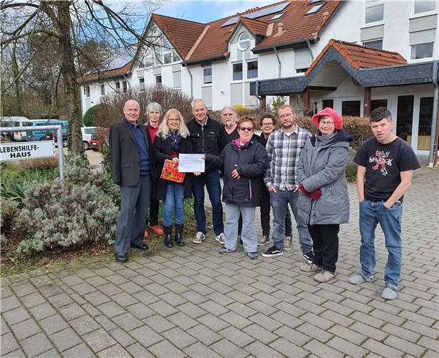 Ulrich van Bebber, Karin Friele und Rosemarie Pante aus dem Vorstand der Lebenshilfe Kreisvereinigung Ahrweiler e.V. und der Einrichtungsleiter des Lebenshilfehauses Michael Müller freuen sich mit den Bewohnerinnen und Bewohnern über die Spende, die von Gisela und Marco Wrobel von Marcos Heuboden und Toddo Heidekind von der Brohltal Musikschule bei einem Konzert gesammelt wurde. (Bild wurde vor Corona-Kontaktsperre aufgenommen). Foto: Lebenshilfe