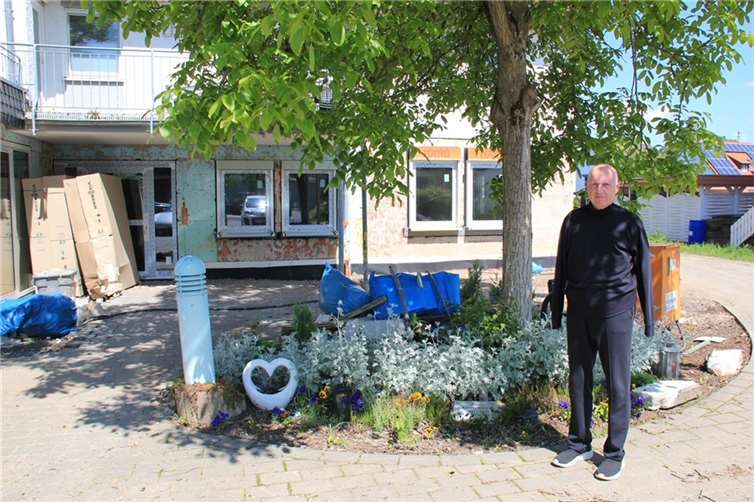 Ulrich van Bebber, Kreisvorsitzender der Lebenshilfe, vor demSinziger Lebenshilfehaus beim Ortstermin mit Blick aktuell. Foto: GS