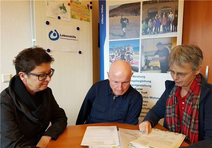Ulrich van Bebber (Mitte), Vorsitzender der Lebenshilfe Kreisvereinigung Ahrweiler e. V. im Gespräch mit Karin Friele (rechts), stellvertretende Vorsitzende und Rosemarie Pante (links), Schatzmeisterin über das freudige Urteil des Bundesverfassungsgerichtes.