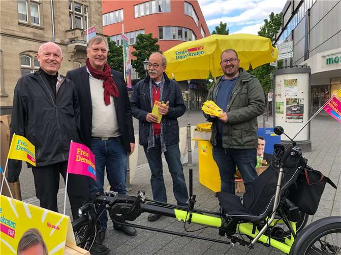Ulrich van Bebber, Rolf Deissler, Matthias Bertram und David Jacobs informieren über die Konzepte der FDP, insbesondere zur Mobilität (im Vordergrund ein innovatives elektrounterstütztes Liegerad). Foto: privat