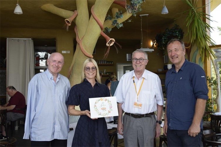 Ulrich van Bebber, Ute Voss, und Frank Scheider (rechts) von der Lebenshilfe freuen sich über die Eröffnung des Café in Hohenleimbach, die durch eine großzügige Spende der Globus-Stiftung, vertreten durch Michael Ipfling unterstützt wurde. 
