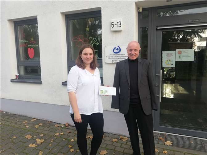 Ulrich van Bebber bedankt sich im Namen der Lebenshilfe für die die Spende von Teresa Wittig. Foto: privat