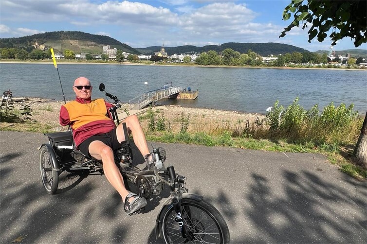 Ulrich van Bebber befürchtet, dass der schöne Ausblick von der Bad Breisiger Rheinpromenade durch den geplanten Windpark auf der anderen Rheinseite zerstört wird.