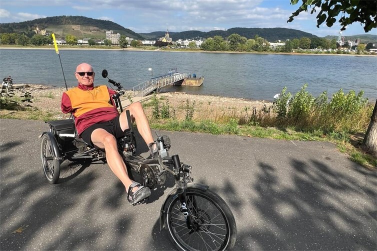 Ulrich van Bebber befürchtet, dass der schöne Ausblick von der Bad Breisiger Rheinpromenade durch den geplanten Windpark auf der anderen Rheinseite zerstört wird.