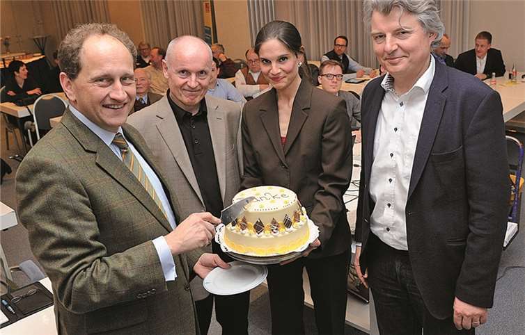 Ulrich van Bebber freute sich über den Kuchen von Alexander Graf Lambsdorff, Christina Steinheuer und Hellmut Meinhof.FIX