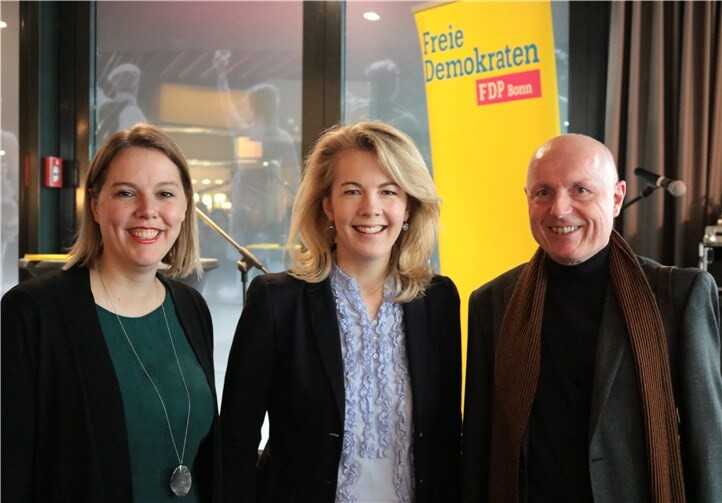 Ulrich van Bebber im Gespräch mit Linda Teuteberg (Mitte) und Franziska Müller-Rech.Foto: FDP Bonn