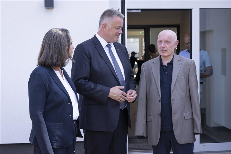 Ulrich van Bebber im Gespräch mit Ministerpräsident Gordon Schnieder bei dessen Besuch bei der Lebenshilfe in Sinzig.