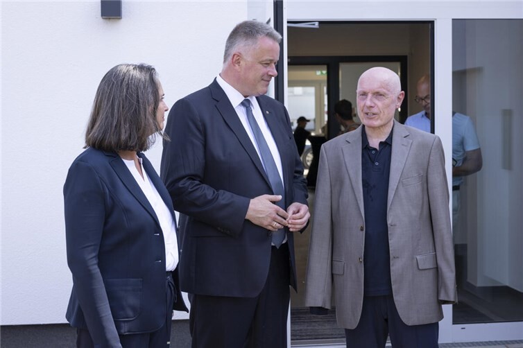 Ulrich van Bebber im Gespräch mit Ministerpräsident Gordon Schnieder bei dessen Besuch bei der Lebenshilfe in Sinzig.