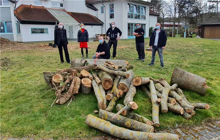 Ulrich van Bebber (links), Vorstandsvorsitzender der Lebenshilfe Ahrweiler, gemeinsam mit Ute Voß (2.v.l.), stellvertretender Vorstandsvorsitzende, Michael Müller (rechts), Einrichtungsleiter des Lebenshilfehauses und den Vertretern des Orgelbauers Klais aus Bonn bei der Abholung des Walnussbaumes am Platz des zukünftigen Anbaus des Lebenshilfehauses.Foto: Lebenshilfe Kreisvereinigung Ahrweiler e. V.