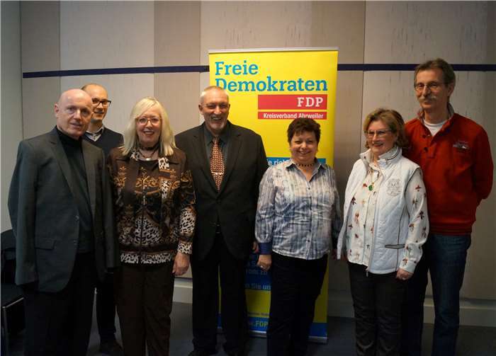 Dirk Herminghaus neuer Vorsitzender Ulrich van Bebber (links) blickt zusammen mit dem neuen Vorsitzenden Dirk Herminghaus (4. von rechts) und dem Vorstand (von rechts) Bernhard Weiner, Silvia Höchst-Weiner, Doris Herminghaus, Maggy Schwandt sowie dem FDP-Vorsitzenden von Altenahr Sebastian Czernik optimistisch in die Zukunft. privat