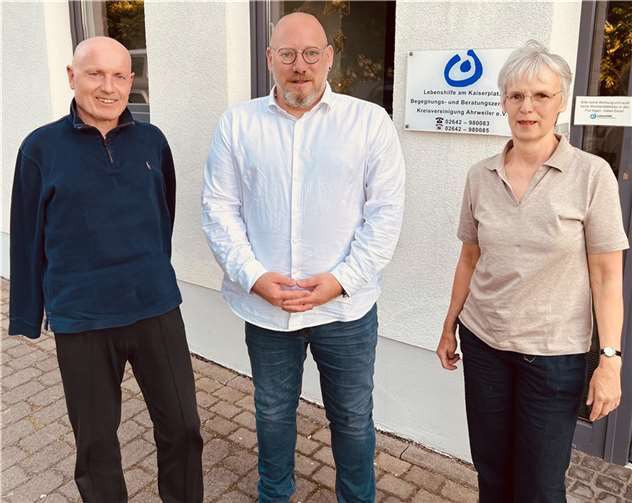 Ulrich van Bebber (links) und Karin Friele gratulierten dem neuen Geschäftsführer der Lebenshilfe im Kreis Ahrweiler, Hans-Christian Seifert.  Foto: privat, Ulrich van Bebber