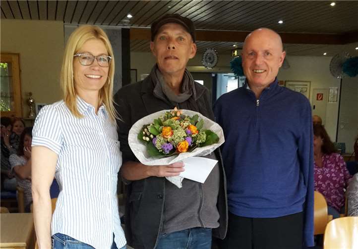 Ulrich van Bebber (rechts), Vorstandsvorsitzender der Lebenshilfe Kreisvereinigung Ahrweiler e.V. verabschiedet gemeinsam mit Ute Voß, Schriftführerin des Vorstandes, Joachim Grundhewer, ehemaliger Einrichtungsleiter des Sinziger Lebenshilfehauses in den Ruhestand. Foto: privat