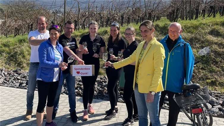Ulrich van Bebber (rechts) freute sich zusammen mit Wirtschaftsministerin Daniela Schmitt (2. von links) und dem Initiator der Radtour Oliver Platz (3. von links) über die Spende. Foto: Lebenshilfe KV.Ahrweiler e.V.