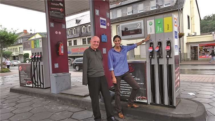 Ulrich van Bebber und Christina Steinheuer freuen sich über mehr Transparenz bei den Benzinpreisen.FDP