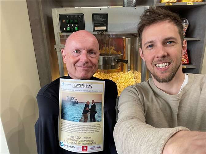 Ulrich van Bebber und Kinobetreiber Juri Stroeve freuen sich auf den Film und viele Zuschauer. Foto: Juri Stroeve