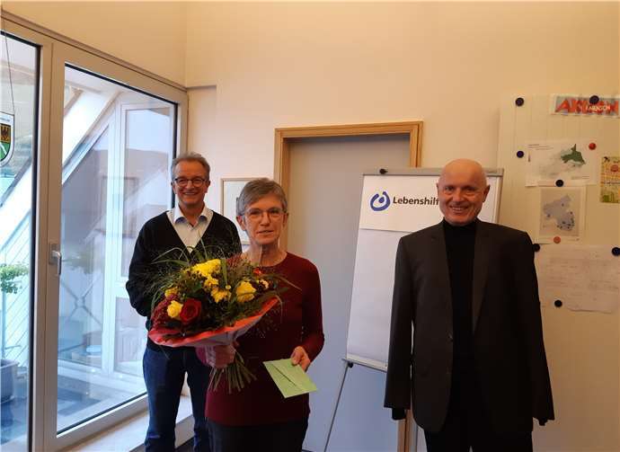 Ulrich van Bebber und Stefan Möller gratulieren Bärbel Börder für 26 Jahre Betriebszugehörigkeit.