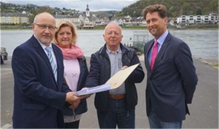 Ulrike Baum und Franz Herz von der Werbegemeinschaft übergaben mehr als 1.400 Unterschriften. STUKO
