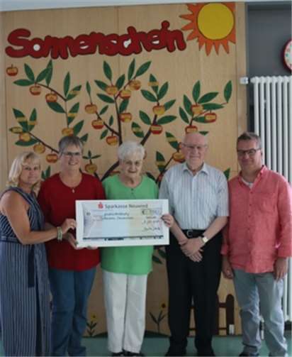 Ulrike Börder-Sauerbrei, Vorstandsmitglied Förderverein Sonnenschein (v.l.) und Elfriede Jakoby (Mitte) mit der ganzen Familie bei der Spendenübergabe vor dem Spendenbaum in der Klinik für Kinder- und Jugendmedizin am Marienhaus Klinikum St. Elisabeth Neuwied. Foto: privat